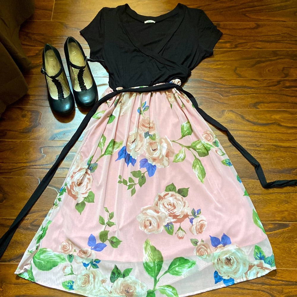 NWOT Beautiful wrap front midi dress in size M